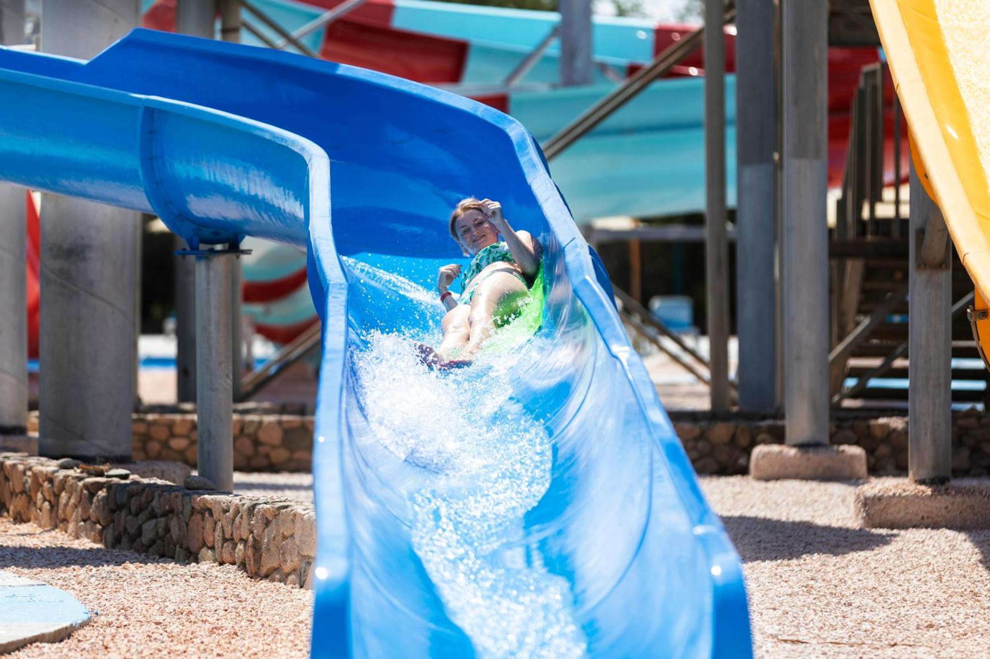 Xperience Kiroseiz Aquapark Premier-Naama Bay Sharm El Sheikk Exterior foto A child on a water slide